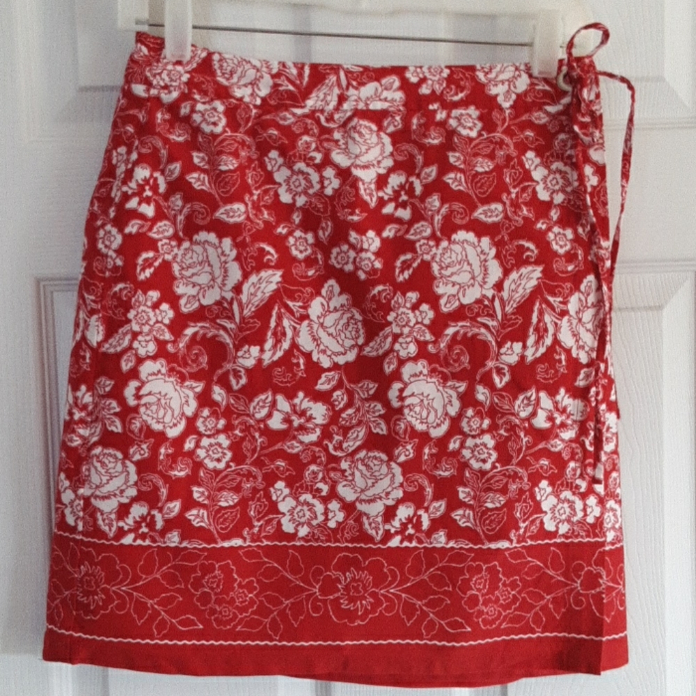 Casual Corner wrap around skirt.  Size 6.  EUC.